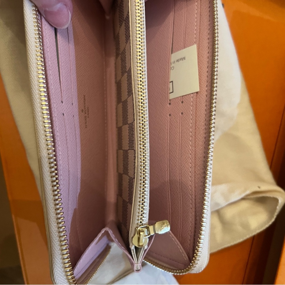 Louis Vuitton Clemence  Wallet in Damier Azur Rose Ballerine on the inside. EUC - Picture 9 of 12